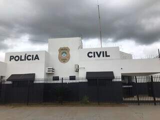 Jovem é resgatada com faca no pescoço durante “tribunal do crime” Jovem é resgatada com faca no pescoço durante “tribunal do crime”