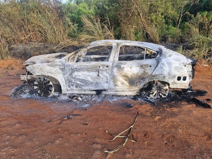 Carro usado em ataque a tiros na fronteira é localizado carbonizado Carro usado em ataque a tiros na fronteira é localizado carbonizado