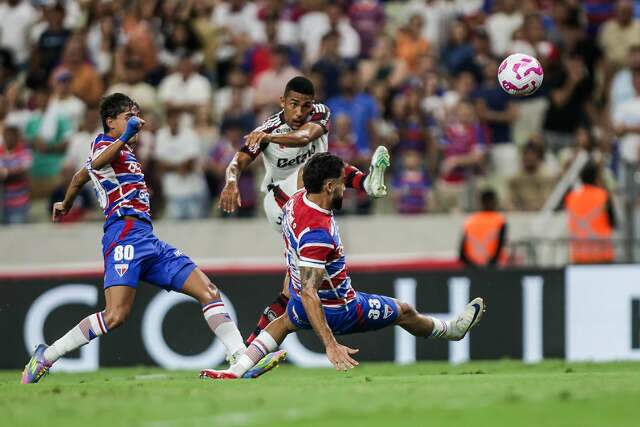 Flamengo tropeça em Fortaleza e vê Mirassol vencer fora de casa