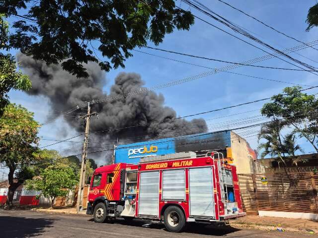 Fumaça volta a tomar conta de distribuidora e bombeiros seguem no combate