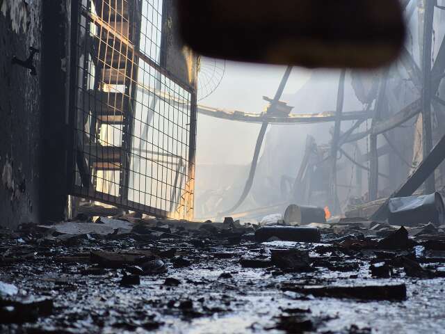 Após 14 horas, incêndio que destruiu estoque de lubrificantes é controlado