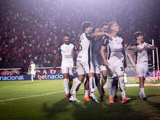Corinthians bate Vitória e Atlético-MG supera Ceará pelo Brasileirão Corinthians bate Vitória e Atlético-MG supera Ceará pelo Brasileirão