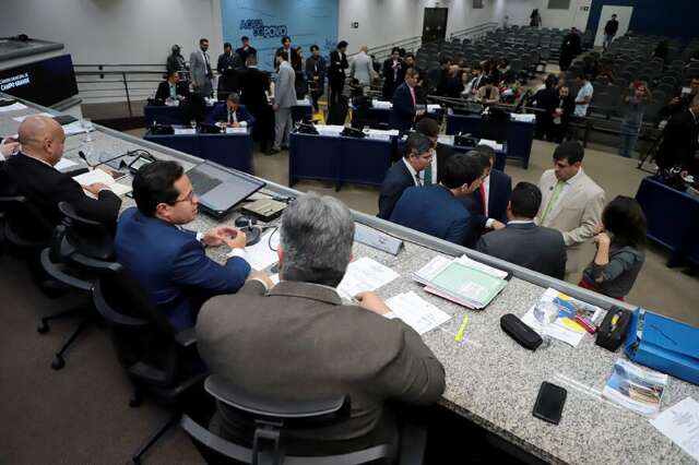 Após feriadão, vereadores votam projeto que reduz tarifa de esgoto