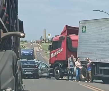 Acidente entre caminhão e dois carros causa congestionamento de 2 km  Acidente entre caminhão e dois carros causa congestionamento de 2 km