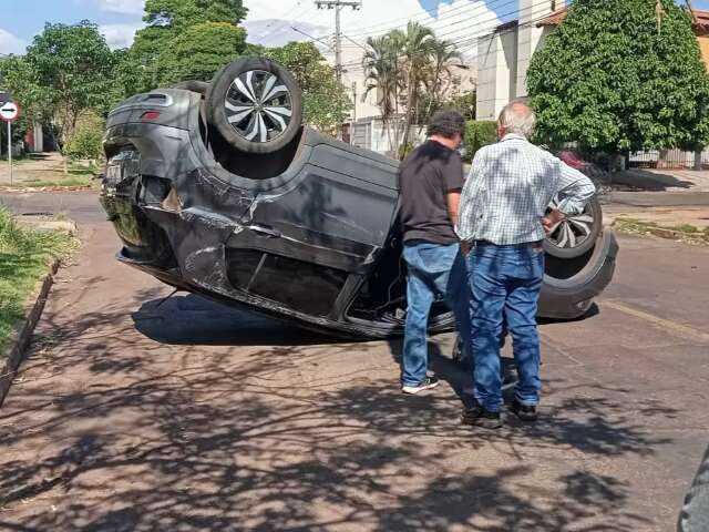 Motorista escapa ileso após SUV capotar no Jardim dos Estados