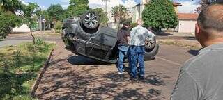 Motorista escapa ileso após SUV capotar no Jardim dos Estados Motorista escapa ileso após SUV capotar no Jardim dos Estados