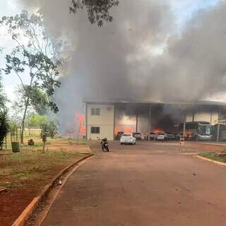 Incêndio em barracão destrói equipamentos novos da UFGD Incêndio em barracão destrói equipamentos novos da UFGD
