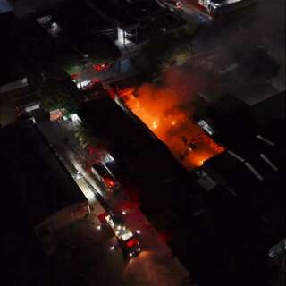 Chamas começaram nos fundos e tomaram a loja de lubrificantes em minutos Chamas começaram nos fundos e tomaram a loja de lubrificantes em minutos