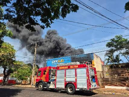 Explosões e fumaça voltam a tomar conta de distribuidora que pegou fogo Explosões e fumaça voltam a tomar conta de distribuidora que pegou fogo
