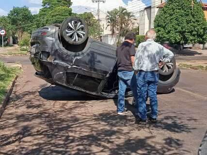 Motorista escapa ileso após SUV capotar no Jardim dos Estados Motorista escapa ileso após SUV capotar no Jardim dos Estados