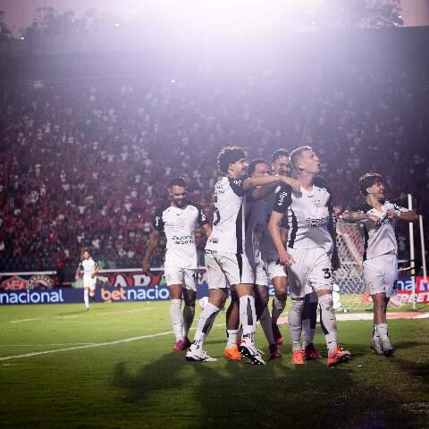 Com gols no 2º tempo, Corinthians bate Vitória e Atlético-MG supera Ceará