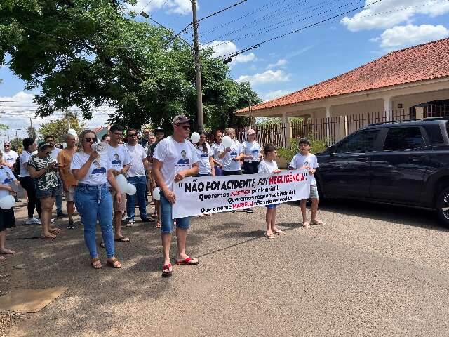 Familiares fazem protesto por justiça em local de acidente que matou professora