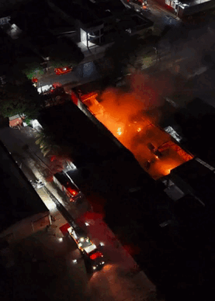 Chamas começaram nos fundos e tomaram a loja de lubrificantes em minutos Chamas começaram nos fundos e tomaram a loja de lubrificantes em minutos