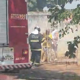 Fogo que atingiu distribuidora se espalha para casa vizinha Fogo que atingiu distribuidora se espalha para casa vizinha