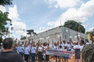 Familiares fazem protesto por justiça em local de acidente que matou professora Familiares fazem protesto por justiça em local de acidente que matou professora