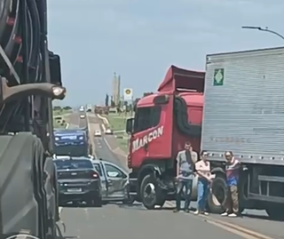 Acidente entre caminhão e dois carros causa congestionamento de 2 km  Acidente entre caminhão e dois carros causa congestionamento de 2 km
