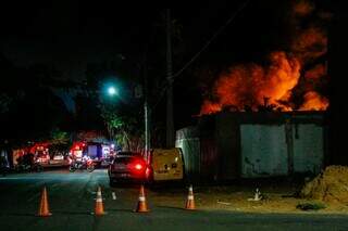 Chamas começaram nos fundos e tomaram a loja de lubrificantes em minutos Chamas começaram nos fundos e tomaram a loja de lubrificantes em minutos