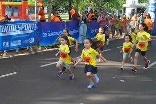 Após ouro no Mundial, Yeltsin prestigia e incentiva crianças em corrida Após ouro no Mundial, Yeltsin prestigia e incentiva crianças em corrida