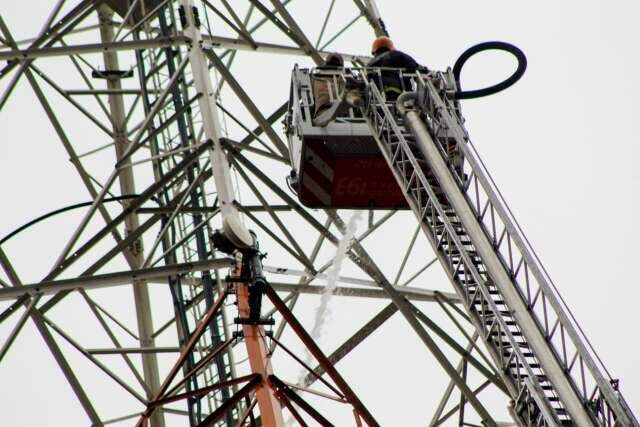 Fogo em torre de TV é contido com escada de 60 metros e 8 mil litros de água