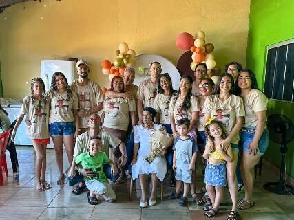 Dona Leonor fez 100 anos cercada por quatro gerações da família Dona Leonor fez 100 anos cercada por quatro gerações da família
