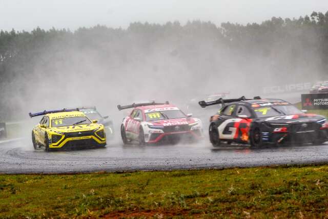 Pilotos elogiam p&uacute;blico, mas fazem cr&iacute;ticas ao asfalto do aut&oacute;dromo