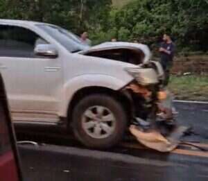 Motociclista morre em batida frontal com caminhonete em serra  Motociclista morre em batida frontal com caminhonete em serra