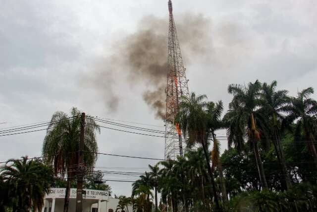 Incêndio atinge torre da rede Record em Campo Grande