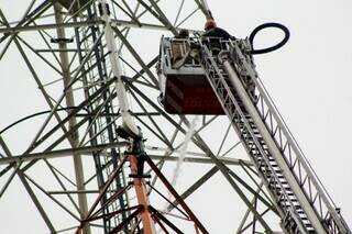 Fogo em torre de TV é contido com escada de 60 metros e 8 mil litros de água Fogo em torre de TV é contido com escada de 60 metros e 8 mil litros de água
