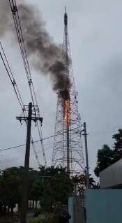 Incêndio atinge torre da rede Record em Campo Grande Incêndio atinge torre da rede Record em Campo Grande