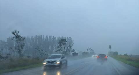 Chuvas atingem MS e levantam alerta para riscos nas estradas Chuvas atingem MS e levantam alerta para riscos nas estradas