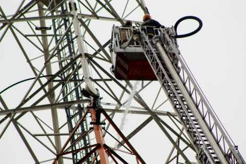 Fogo em torre de TV é contido com escada de 48 metros e 8 mil litros de água Fogo em torre de TV é contido com escada de 48 metros e 8 mil litros de água