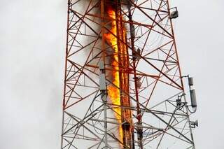 Fogo em torre de TV é contido com escada de 60 metros e 8 mil litros de água Fogo em torre de TV é contido com escada de 60 metros e 8 mil litros de água