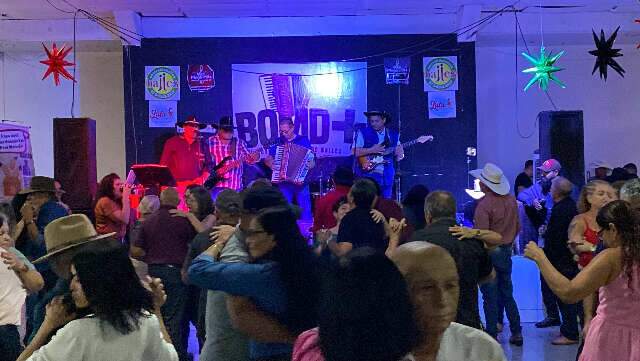 No Tijuca, público 60+ dá aula de energia em tradicional baile