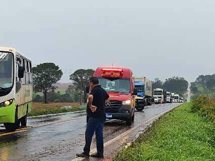Três pessoas ficam feridas em acidente entre micro-ônibus e carro em rodovia Três pessoas ficam feridas em acidente entre micro-ônibus e carro em rodovia