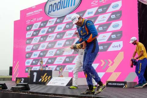 Thiago Camilo vence prova da Stock Car sob chuva na Capital Thiago Camilo vence prova da Stock Car sob chuva na Capital