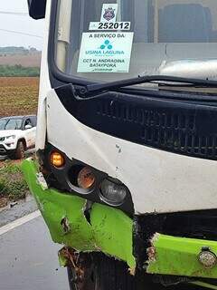 Três pessoas ficam feridas em acidente entre micro-ônibus e carro em rodovia Três pessoas ficam feridas em acidente entre micro-ônibus e carro em rodovia