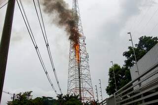 Record tenta restabelecer sinal após incêndio atingir torre Record tenta restabelecer sinal após incêndio atingir torre