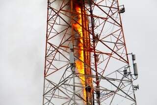Incêndio atinge torre da rede Record em Campo Grande Incêndio atinge torre da rede Record em Campo Grande