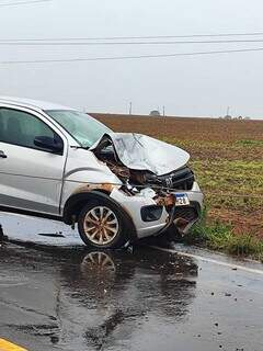 Três pessoas ficam feridas em acidente entre micro-ônibus e carro em rodovia Três pessoas ficam feridas em acidente entre micro-ônibus e carro em rodovia