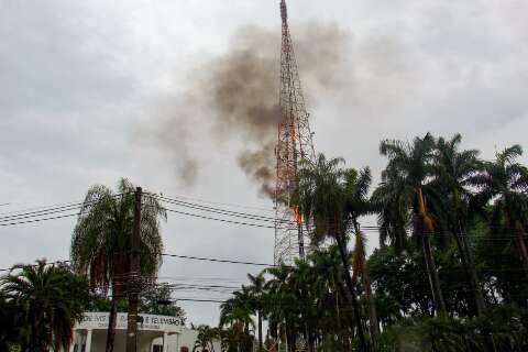 Incêndio atinge torre da rede Record em Campo Grande Incêndio atinge torre da rede Record em Campo Grande