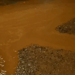 Chuva volta a transformar rua em rio de lama na região do Aguadinha Chuva volta a transformar rua em rio de lama na região do Aguadinha