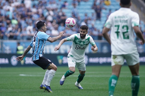 Carlos Vinícius faz três gols e Grêmio vence o Juventude por 3 a 1 Carlos Vinícius faz três gols e Grêmio vence o Juventude por 3 a 1