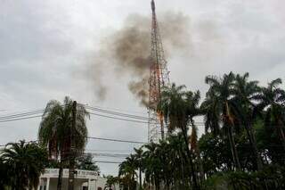 Incêndio atinge torre da rede Record em Campo Grande Incêndio atinge torre da rede Record em Campo Grande