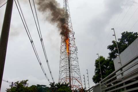Record tenta restabelecer sinal após incêndio atingir torre Record tenta restabelecer sinal após incêndio atingir torre