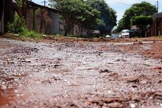 Moradores enfrentam lama e buracos para sair de casa, mesmo 24h ap&oacute;s chuva