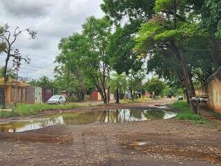Moradores enfrentam lama e buracos para sair de casa, mesmo 24h ap&oacute;s chuva