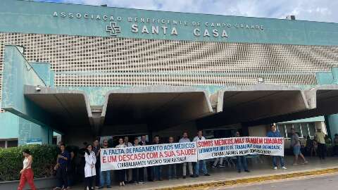 Médicos da Santa Casa protestam contra cinco meses de salários atrasados Médicos da Santa Casa protestam contra cinco meses de salários atrasados