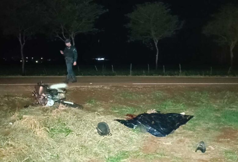 Motociclista morre atropelado por van em frente a presídio Motociclista morre atropelado por van em frente a presídio
