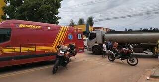 Motociclista sem CNH é atingido por caminhão-tanque no Jardim Canguru Motociclista sem CNH é atingido por caminhão-tanque no Jardim Canguru