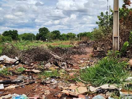 Lixo toma conta de rua na Vila Nasser, impedindo passagem de veículos no local Lixo toma conta de rua na Vila Nasser, impedindo passagem de veículos no local
